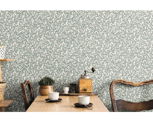 Woonkamer met patroonbehang met bladeren en houten tafel