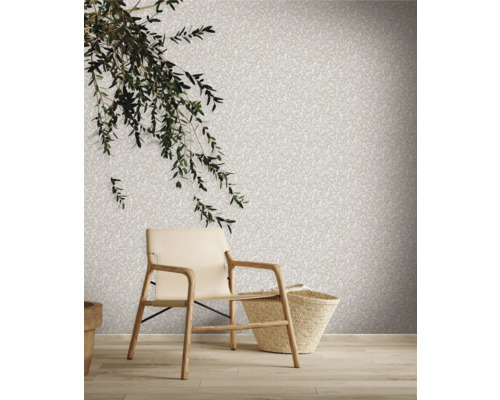 Kamer met patroonbehang, houten stoel en mand