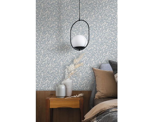 Slaapkamer met behang met bladeren, nachtkastje en lamp