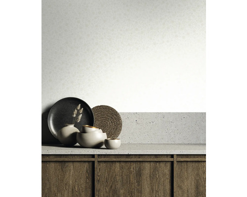 Decoratief serviesgoed op een betonnen werkblad voor een muur