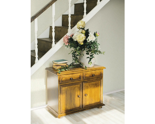 Scene met houten kast, boeken en bloemen onder een trap