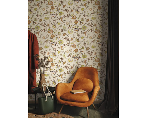 Decoratieve woonkamer met bloemenbehang, fauteuil en accessoires