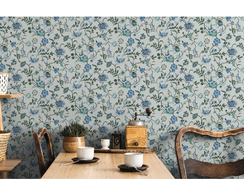 Scène met een bloemig behang in een eetkamer.