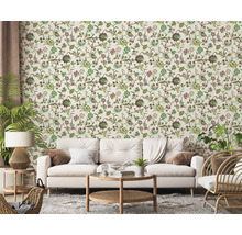 Woonkamer met bloemenbehang, bank en decoraties