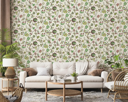 Woonkamer met bloemenbehang, bank en decoraties