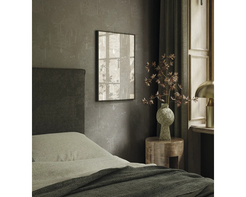 Slaapkamer met bed, nachtkastje en ingelijste foto aan de muur