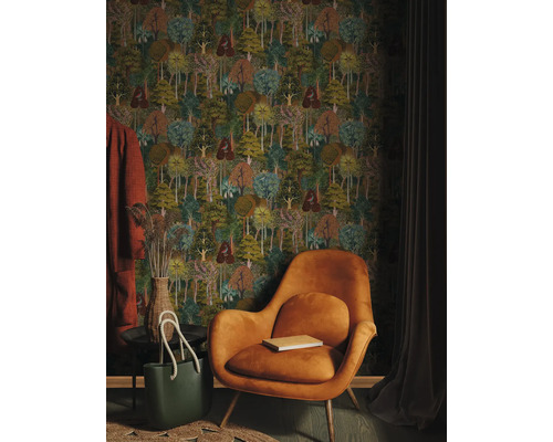 Inrichtingsidee met behang met bosmotief, fauteuil, tas en decoratieve objecten voor een gezellige sfeer