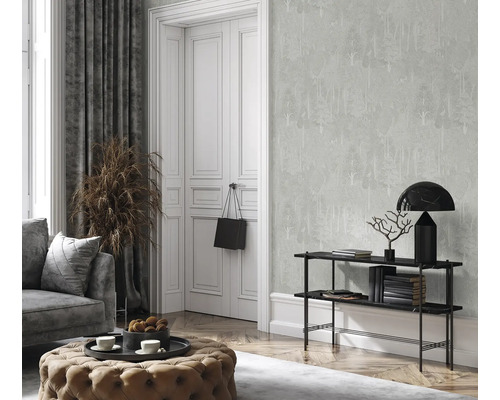 Woonkamer met behang met bosmotief, bank, gordijn en decoraties