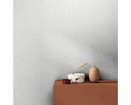 Lichtkleurig behang met linnenstructuur en decoraties