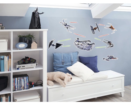 Kinderkamer met Star Wars muurstickers van ruimteschepen en Darth Vader beeldje op een plank.