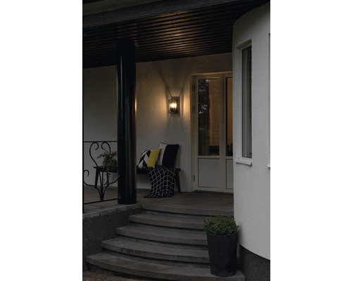 Entree met verlichting, bank en plantenbak