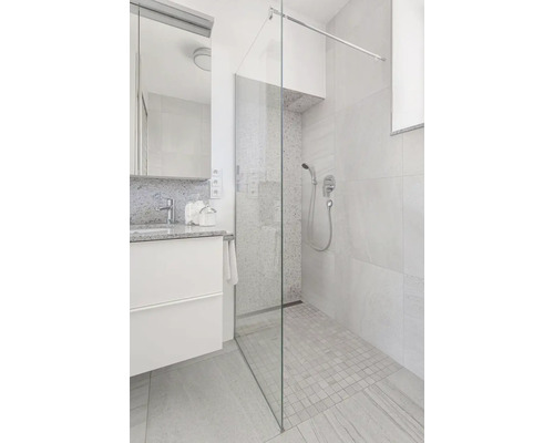 Moderne badkamer met douche, wastafel en spiegel