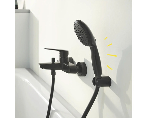 Zwarte badkraan met handdouche aan de muur gemonteerd