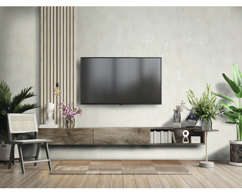 Woonkamer met televisie, tv-meubel, stoel en decoratie voor een stijlvolle inrichting.
