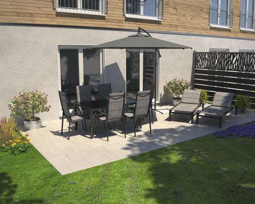 Terras met eettafel, stoelen, parasol en ligstoelen