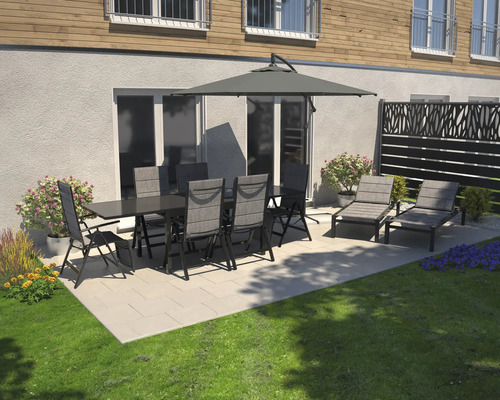 Terras met eettafel, stoelen, parasol en ligstoelen