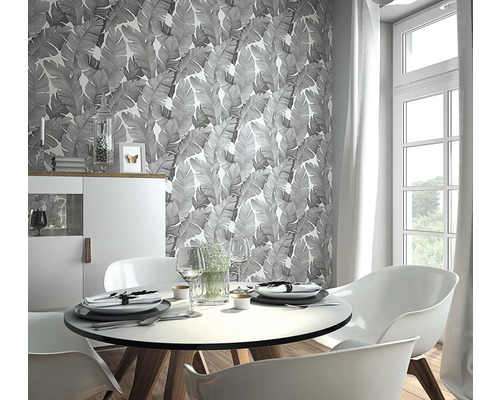 Eetkamer met eettafel en bladbehang