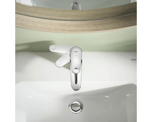 Grohe logo op een wastafel met kraan