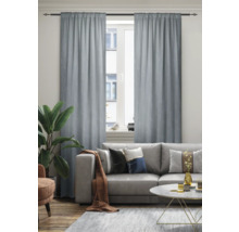 Woonkamer met bank, vloerkleed en gordijnen voor het raam