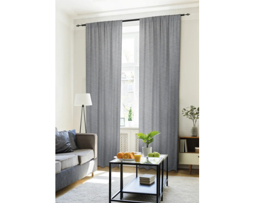 Woonkamer met gordijnen voor het raam, bank en tafel