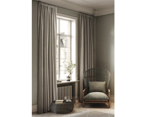 Woonkamer met gordijnen, fauteuil en tafel