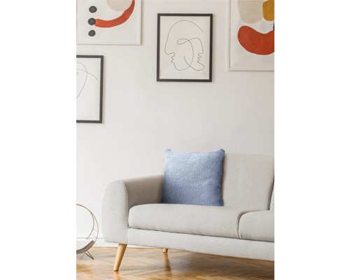 Decoratieve woonkamer met bank en kussen
