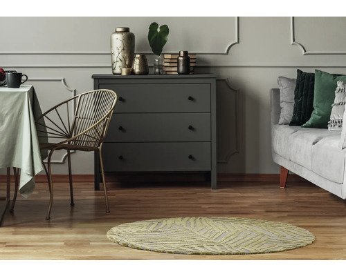 Interieurscène met commode, tafel, stoel, bank en rond vloerkleed