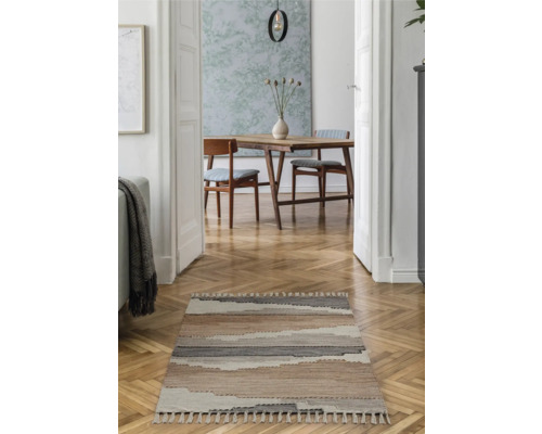 Hal met gestreept vloerkleed op houten vloer