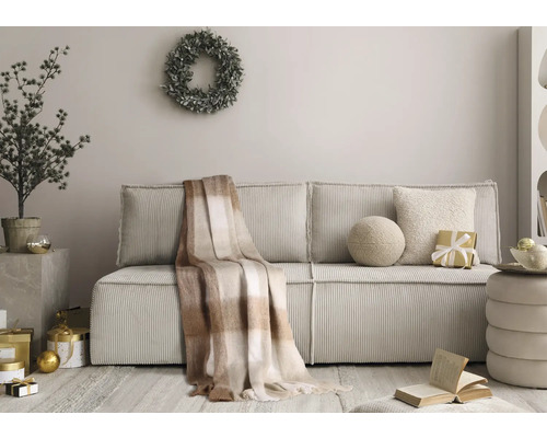 Woonkamer met bank, deken, kussens, krans en decoratie