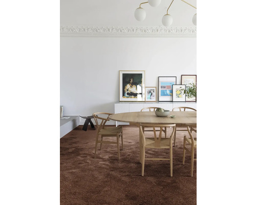 Eetkamer met houten eettafel, stoelen en vloerkleed