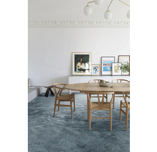 Woonkamer met vloerbedekking, eettafel en stoelen