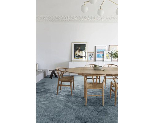 Woonkamer met vloerbedekking, eettafel en stoelen