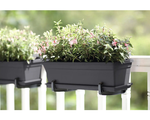 Twee grijze balkonbakken met beugel en planten op een balkon.