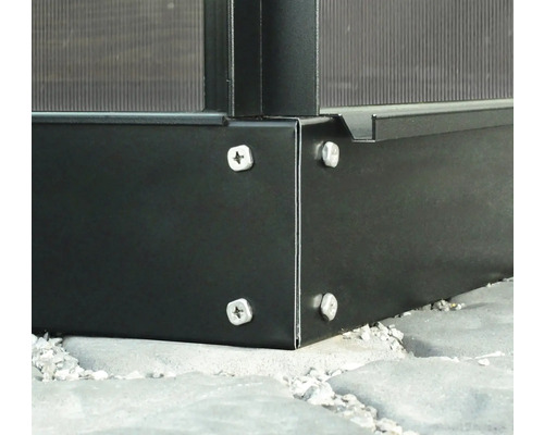 Detail van een metalen kasconstructie met schroeven