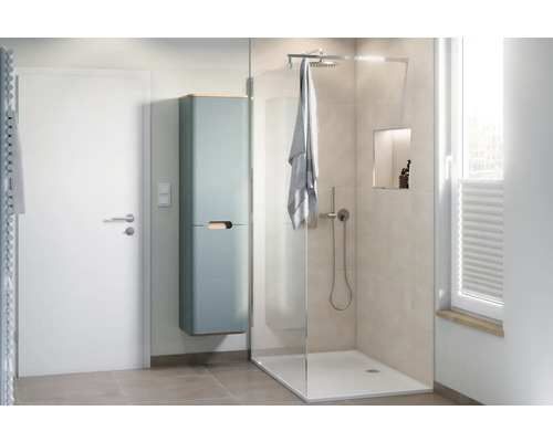 Moderne badkamer met douche, wastafel en handdoek