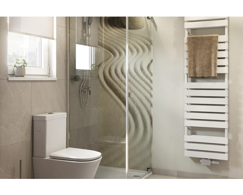 Moderne badkamer met toilet, douche en radiator met handdoek