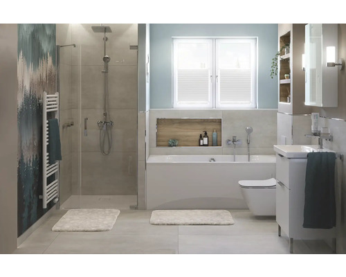 Lichte badkamer met douche, bad, wastafel en toilet.