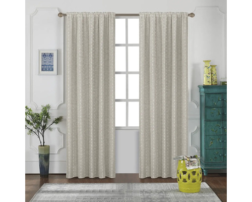 Interieurweergave met raam en beige gordijnen