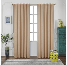 Scene met beige gordijnen voor een raam, aangevuld met decoratieve elementen zoals een bijzettafel, een commode en kamerplanten.