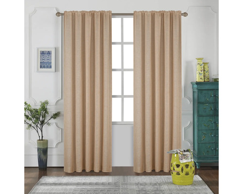 Scene met beige gordijnen voor een raam, aangevuld met decoratieve elementen zoals een bijzettafel, een commode en kamerplanten.