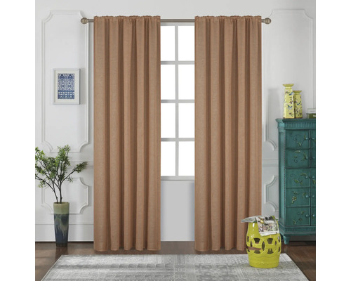 Twee bruine gordijnen voor een raam in een woonkamer.