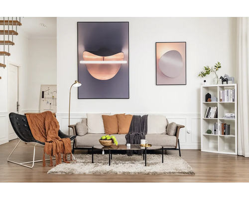 Woonkamer met bank, fauteuil, salontafel, rek en decoratie