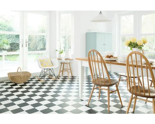 Lichte ruimte met schaakbordvloer, eettafel en stoelen