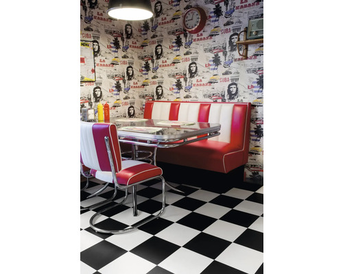 Restaurant met zitbank, stoelen, tafel en zwart-wit geblokte vloer