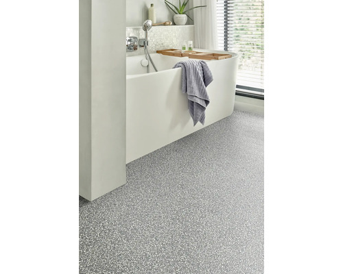 Moderne badkamer met ligbad, handdoek en vloerbedekking met structuur