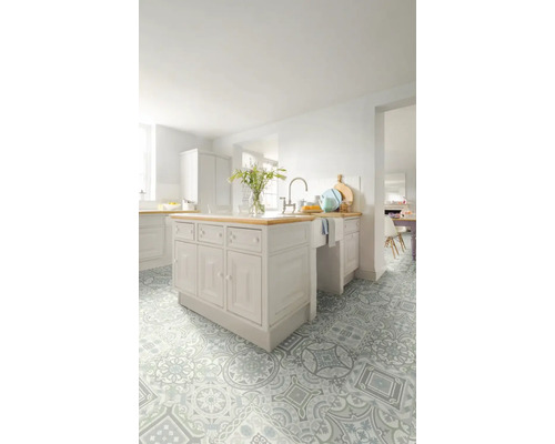 Lichte keuken met kookeiland en een vloer met patroon