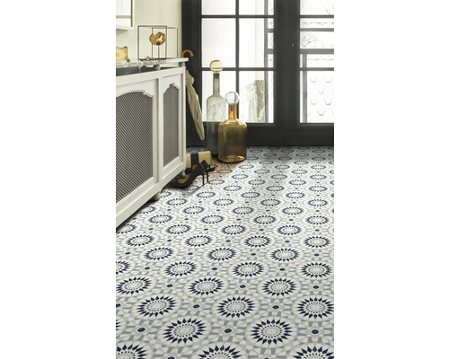 Decoratieve vloertegels met geometrisch patroon in een badkamer.