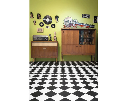 Retro ingerichte ruimte met meubels, decoraties en schaakbordvloer