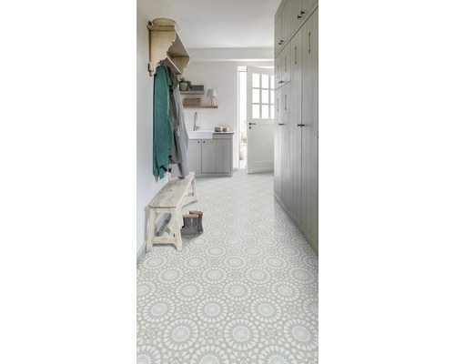 Entree met gemustere vloerbedekking, garderobe en zitbank