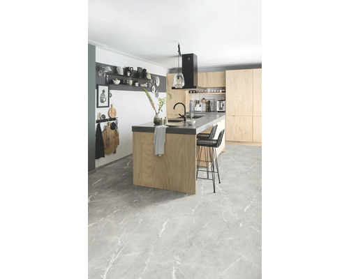 Lichte keuken met kookeiland, barkrukken en grijze marmeren vloer